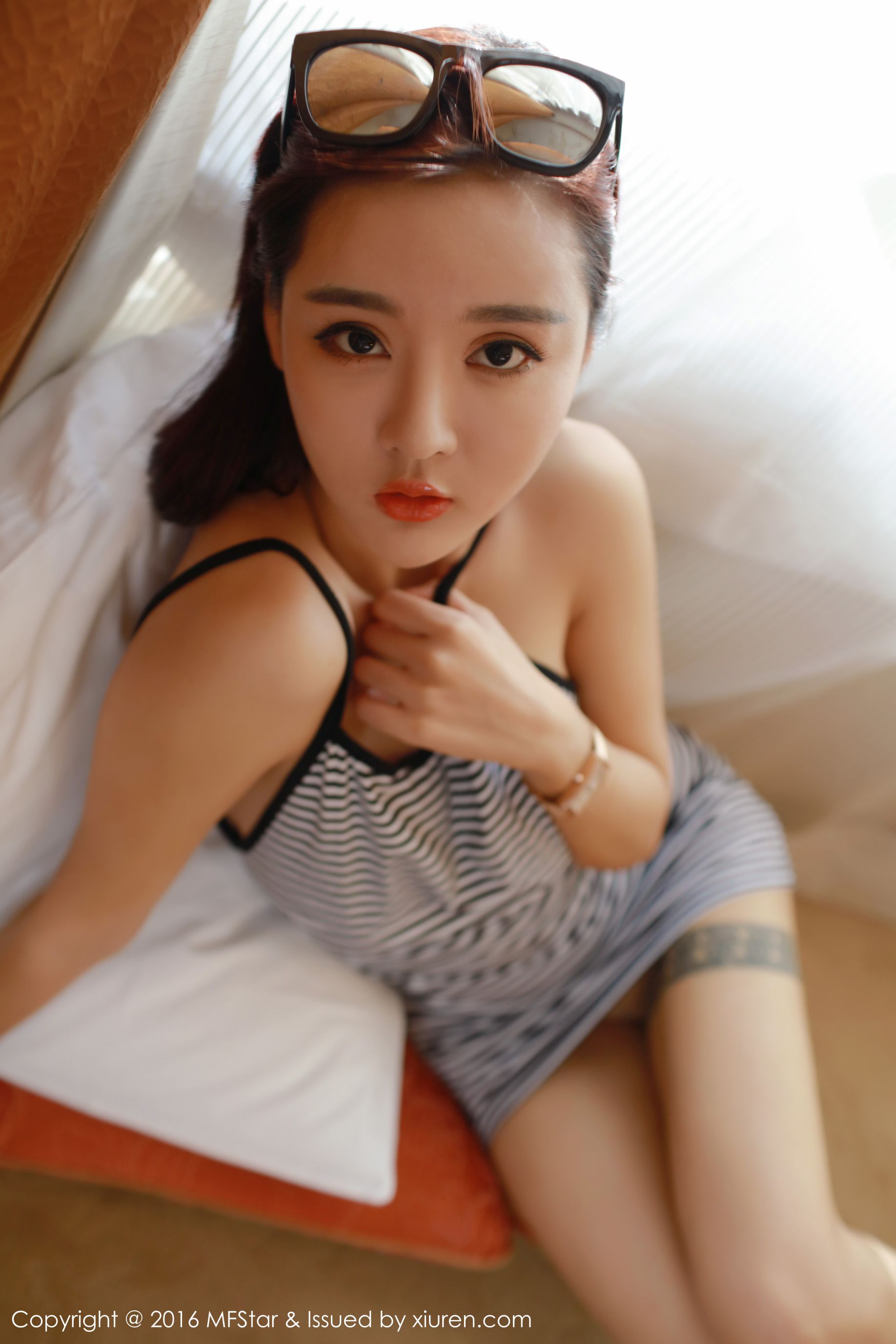 佳佳JiaJia – 五官精致、颜值靓丽且拥有傲人巨乳的美女模特 [模范学院MFStar] Vol.060·合集-妙妙屋