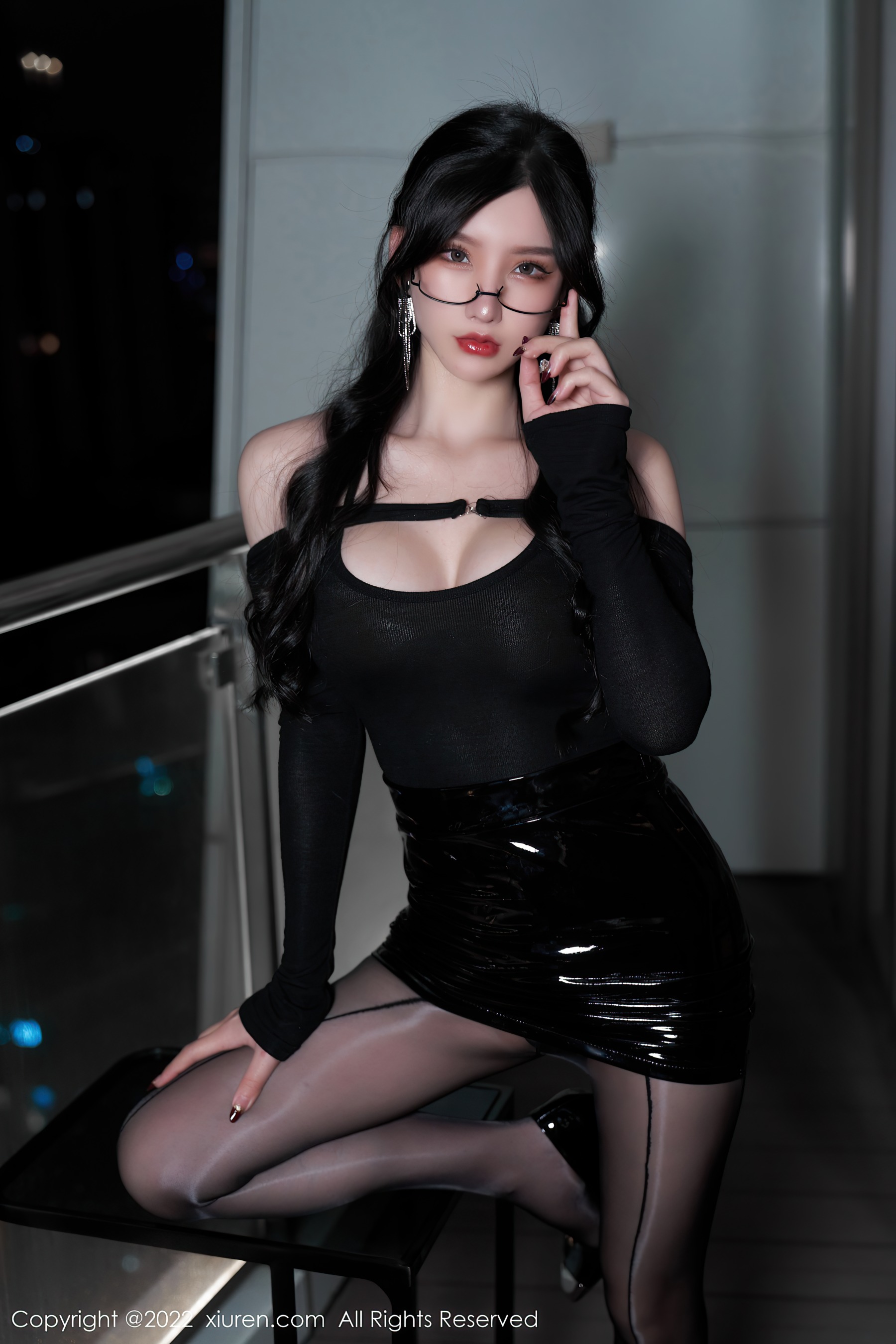 [XiuRen秀人网] No.4843 周于希Sally 黑丝美臀酥胸半露写真·合集-妙妙屋